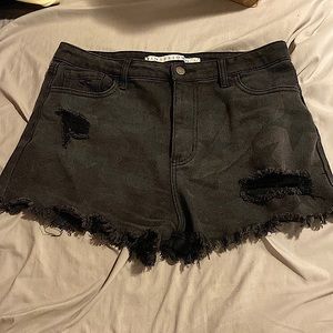 Black shorts w/ stars. Gently used. Sized 13 woman’s. Brand: TINSELTOWN